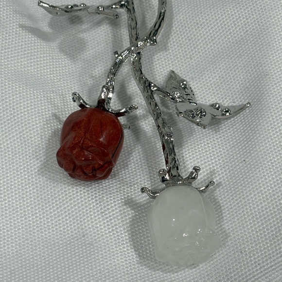Red Jasper and White Quartz Roses - Picture 4 of 9